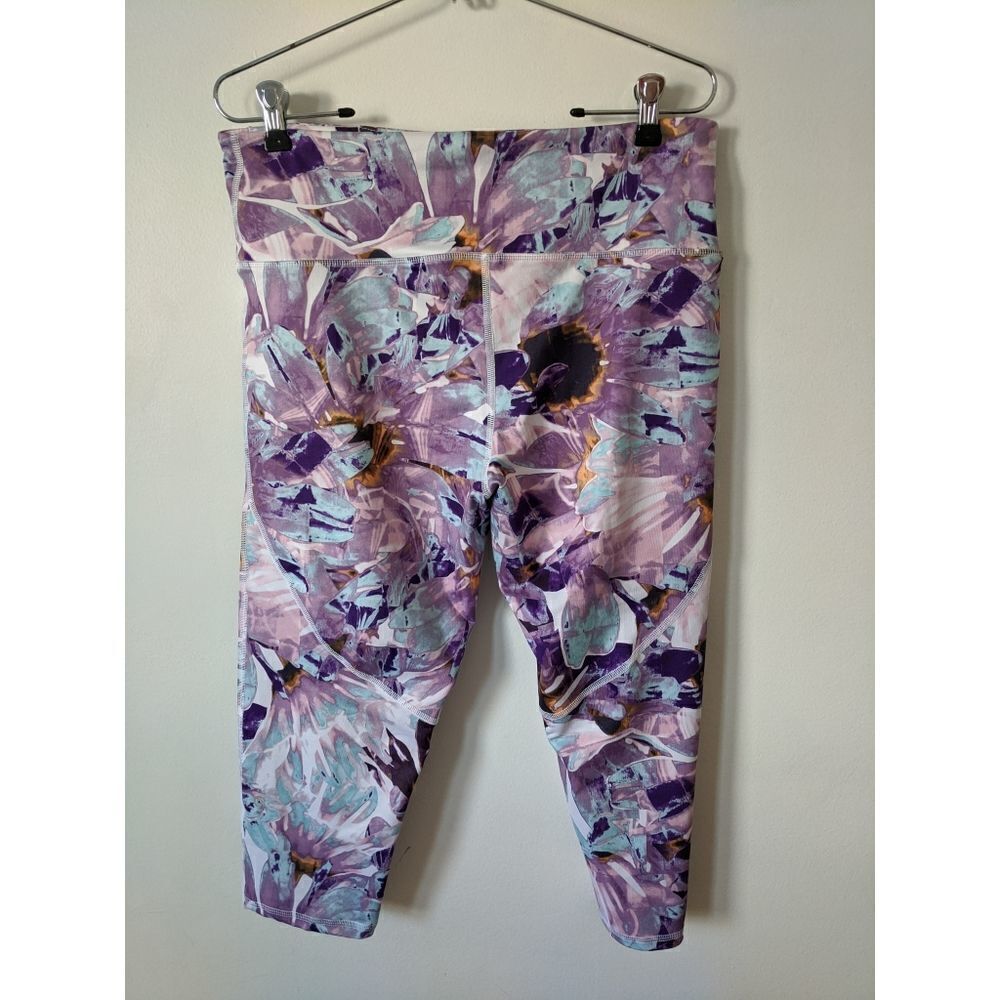 Champion Abstract Floral Compression Capri Legging - Picture 2 of 6